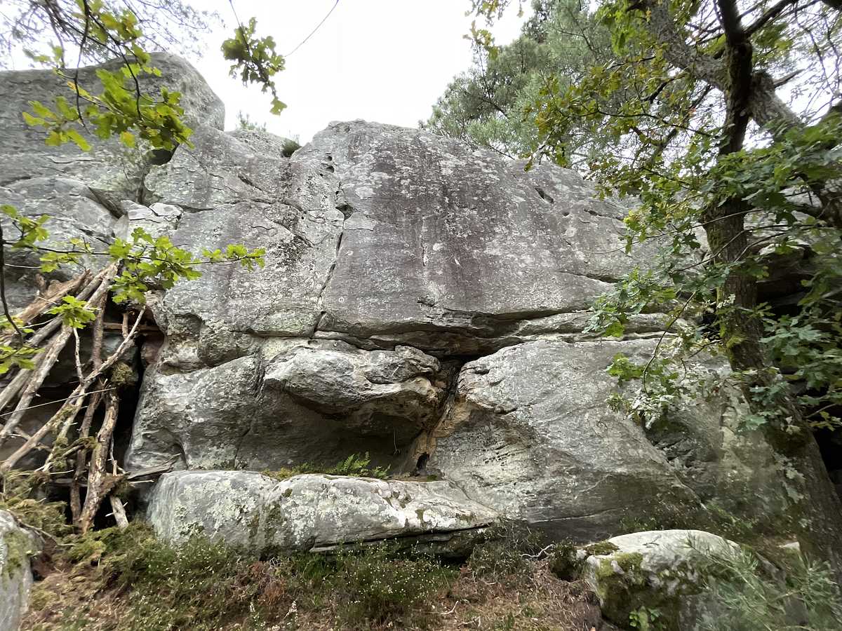 Photo du rocher avec les tracés