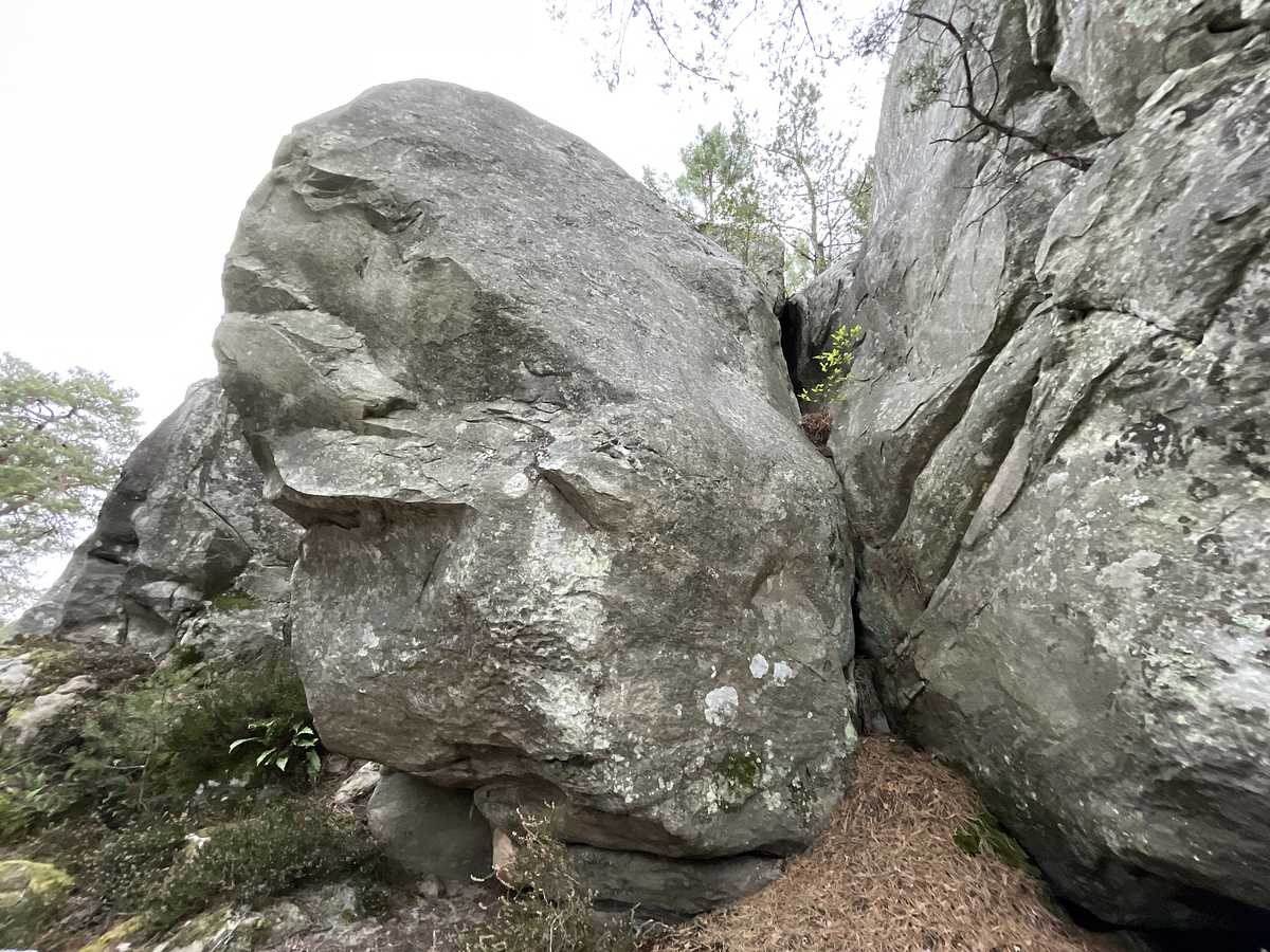 Photo du rocher avec les tracés