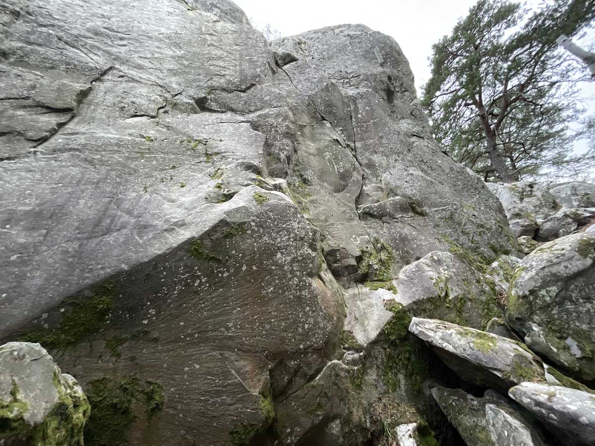 Photo du rocher avec les tracés