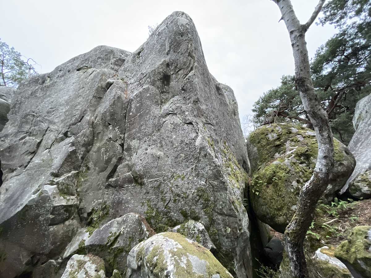 Photo du rocher avec les tracés