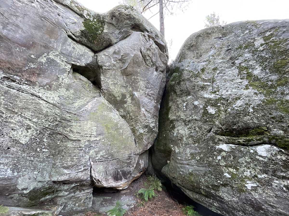 Photo du rocher avec les tracés