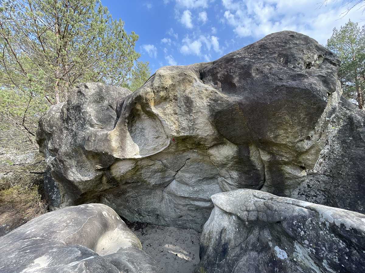 Photo du rocher avec les tracés
