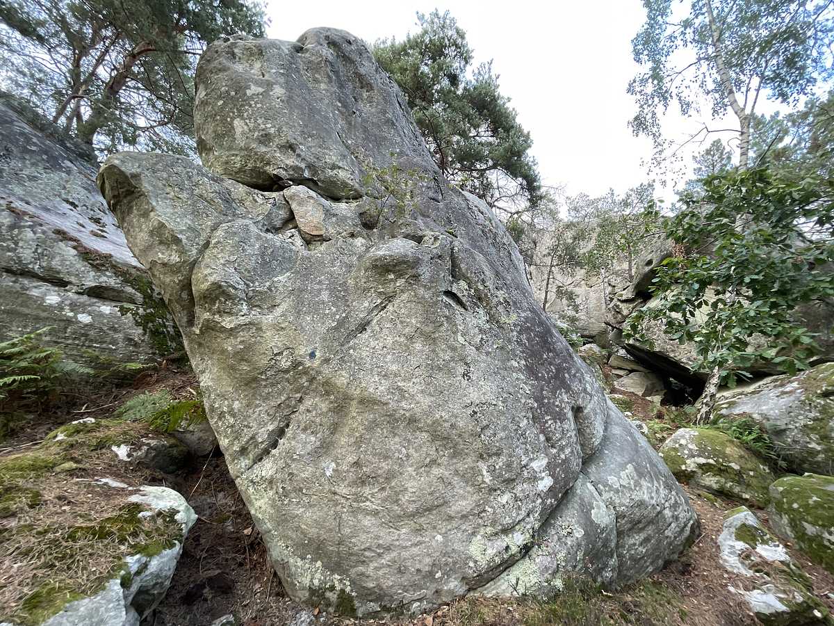 Photo du rocher avec les tracés