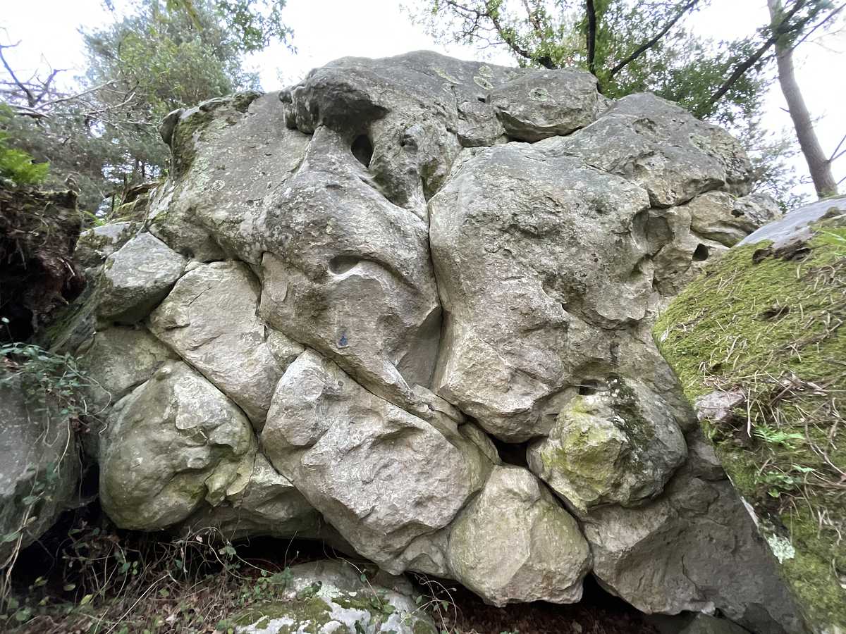 Photo du rocher avec les tracés