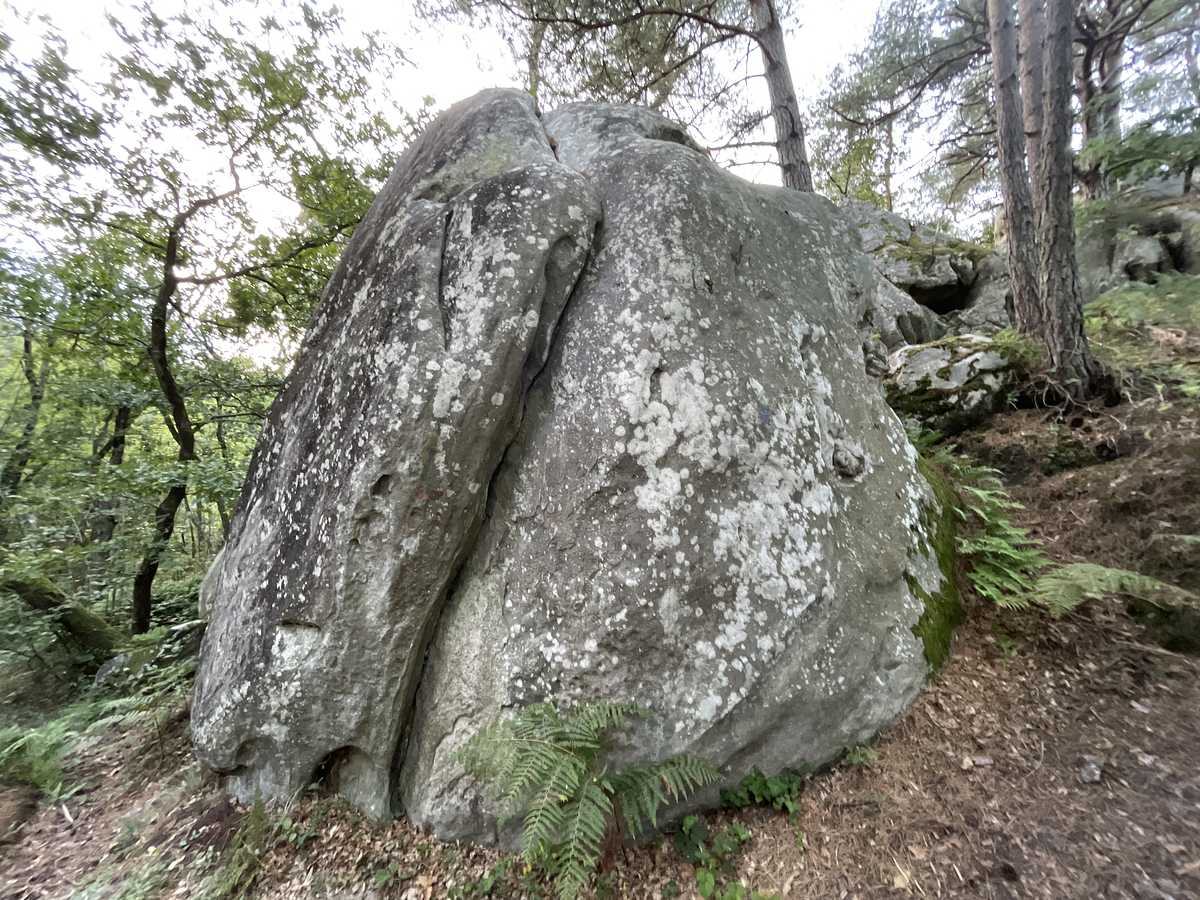 Photo du rocher avec les tracés