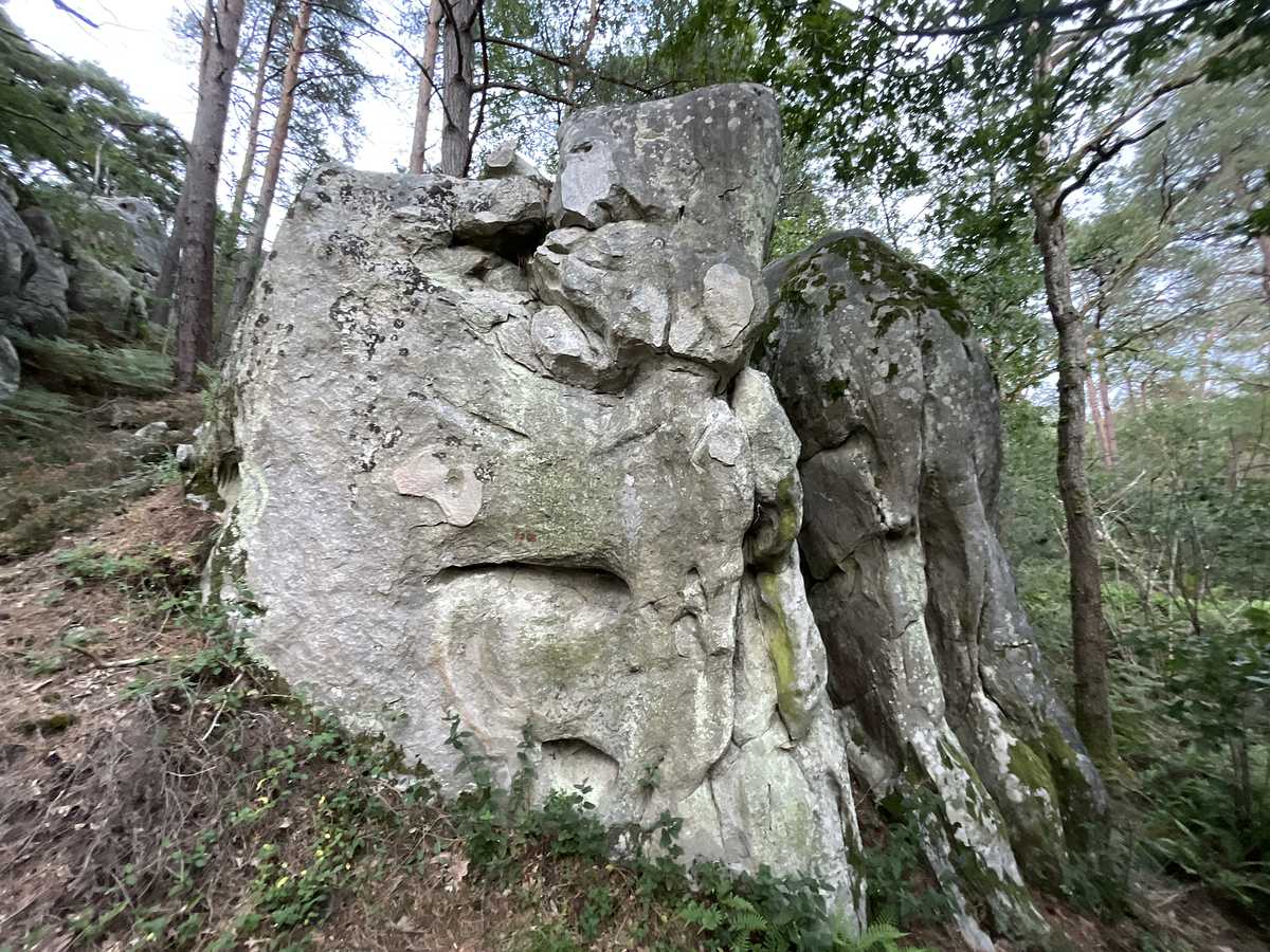Photo du rocher avec les tracés