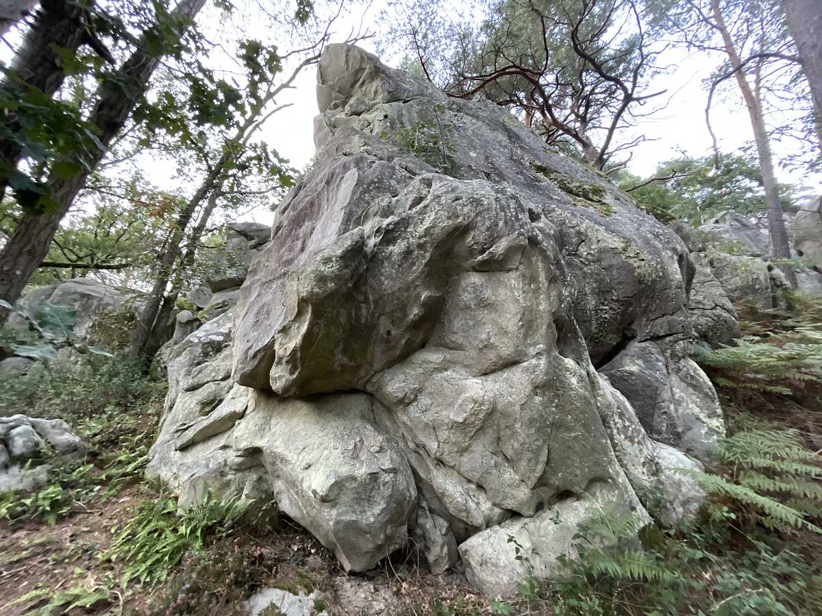 Photo du rocher avec les tracés
