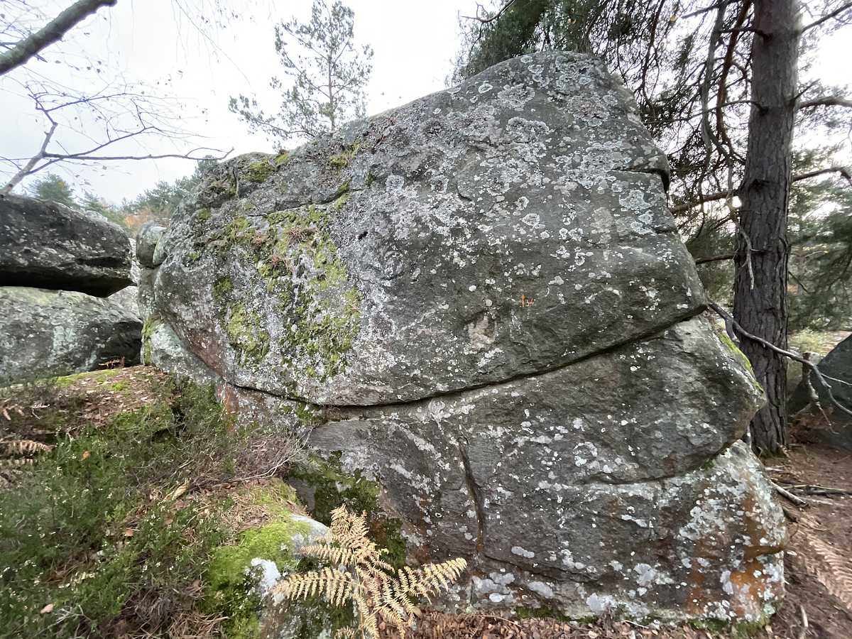 Photo du rocher avec les tracés