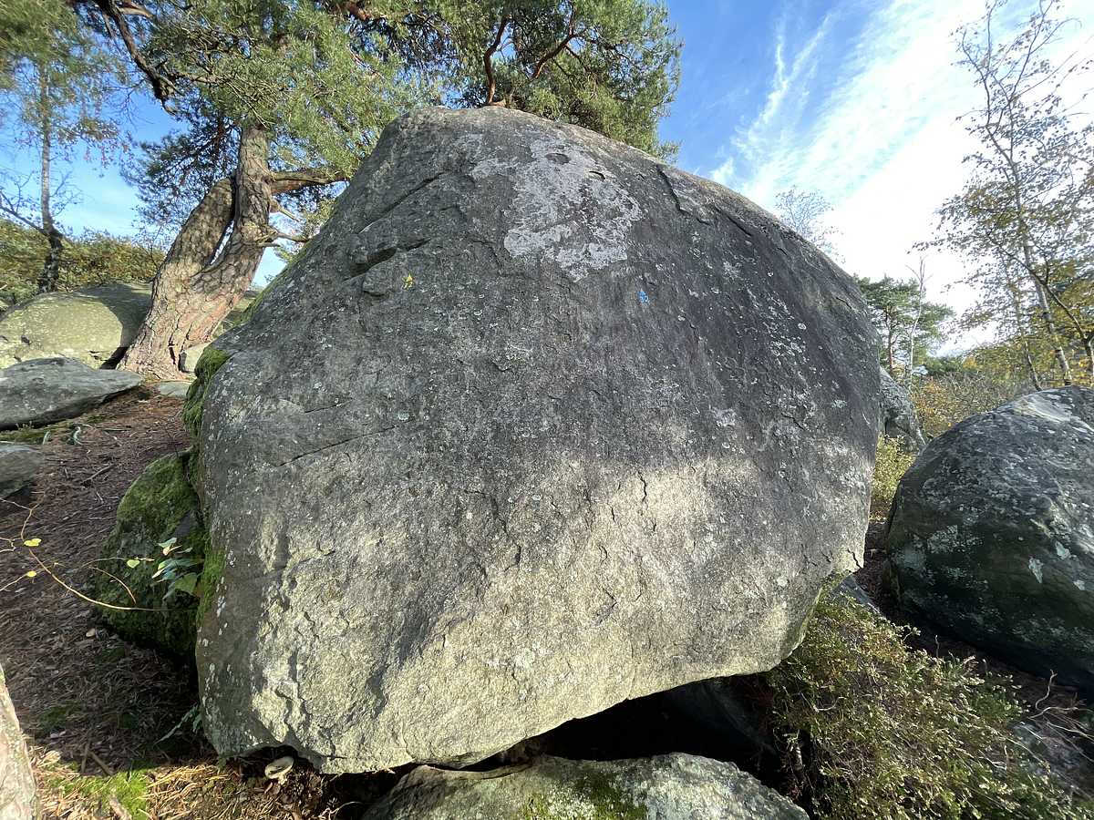 Photo du rocher avec les tracés