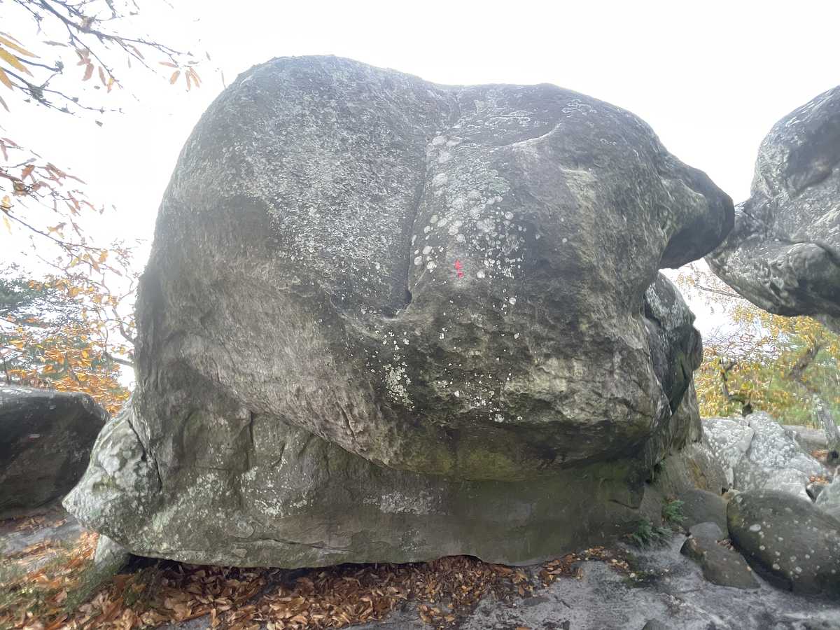 Photo du rocher avec les tracés
