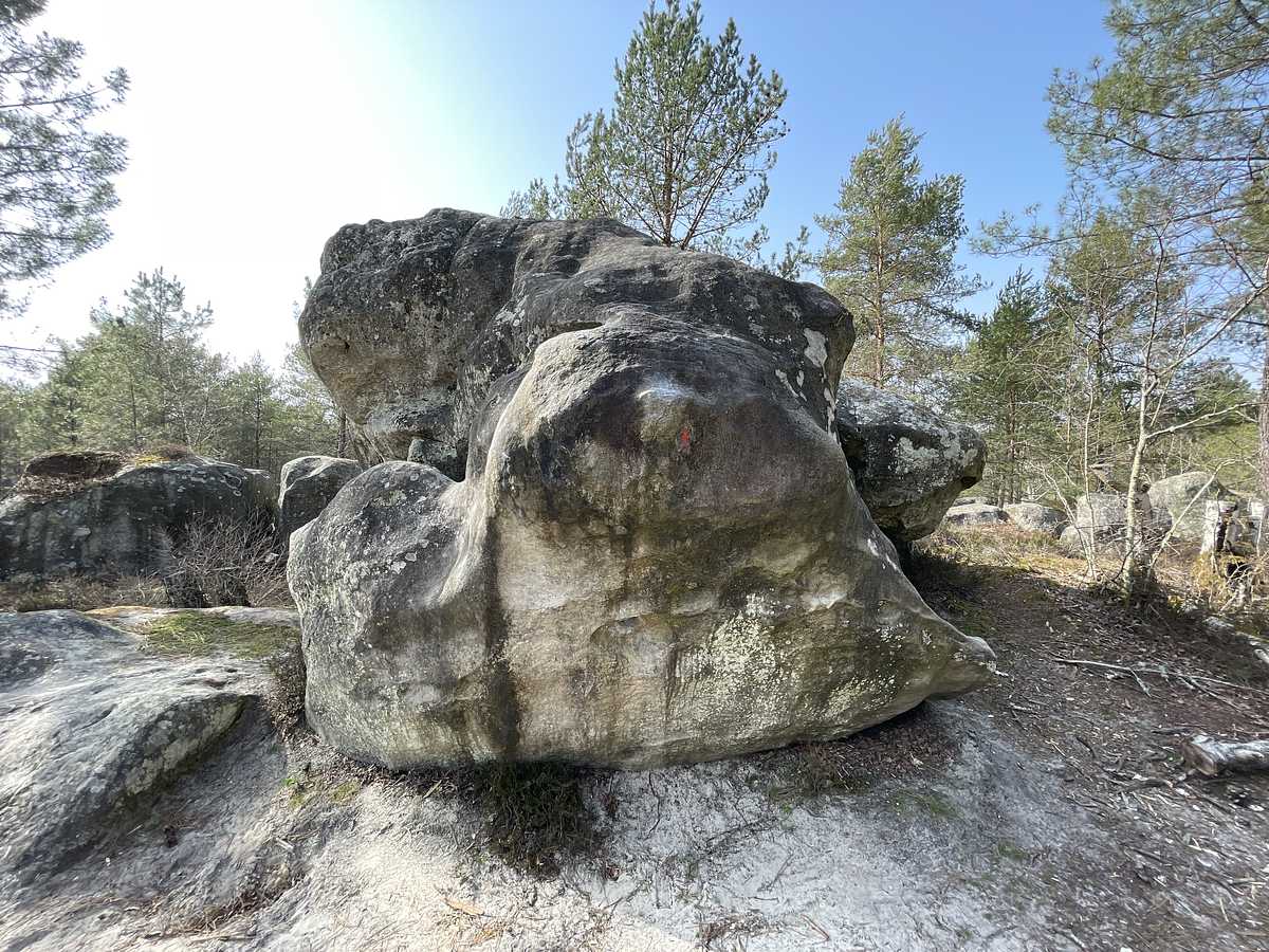 Photo du rocher avec les tracés