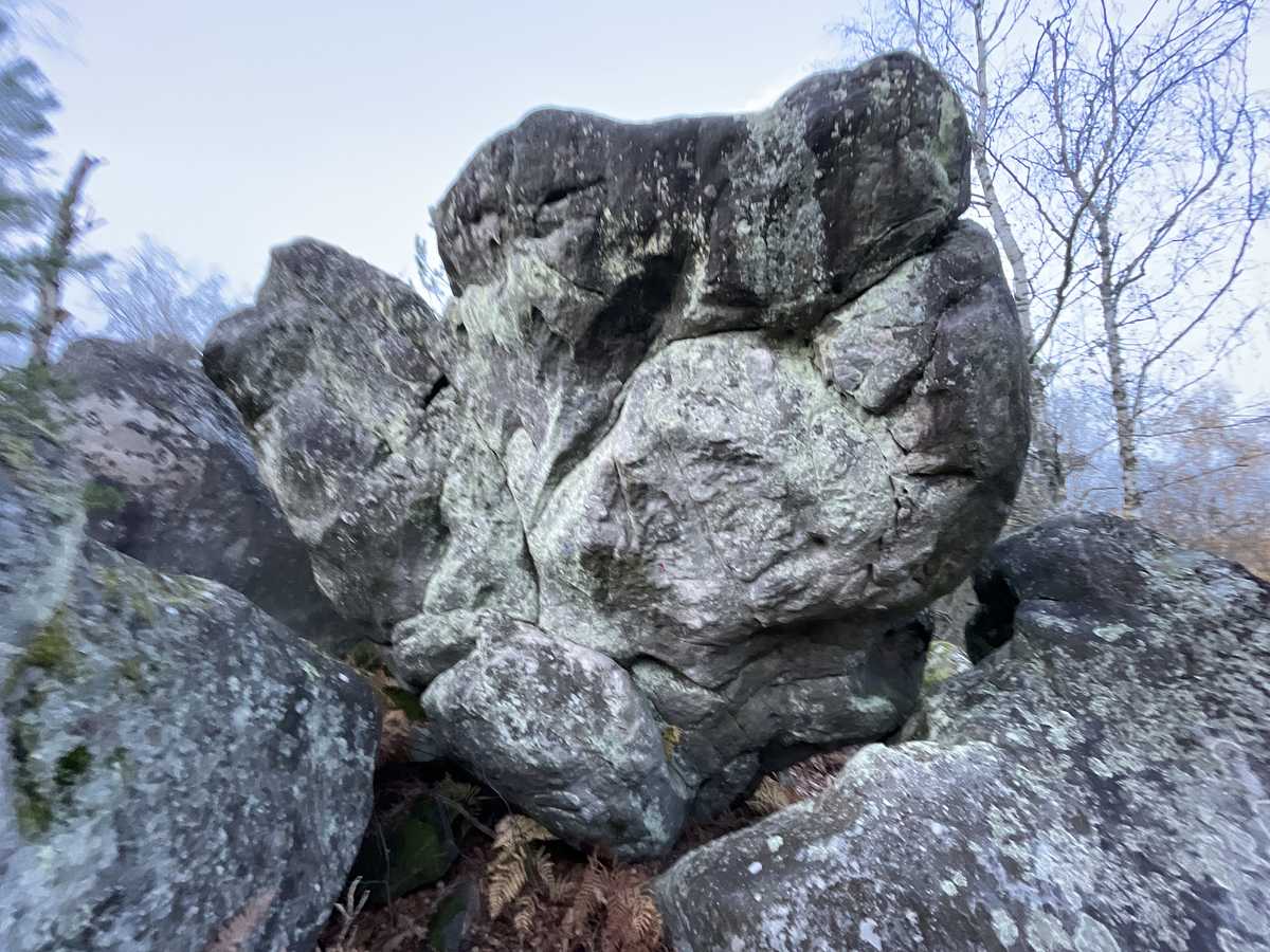Photo du rocher avec les tracés
