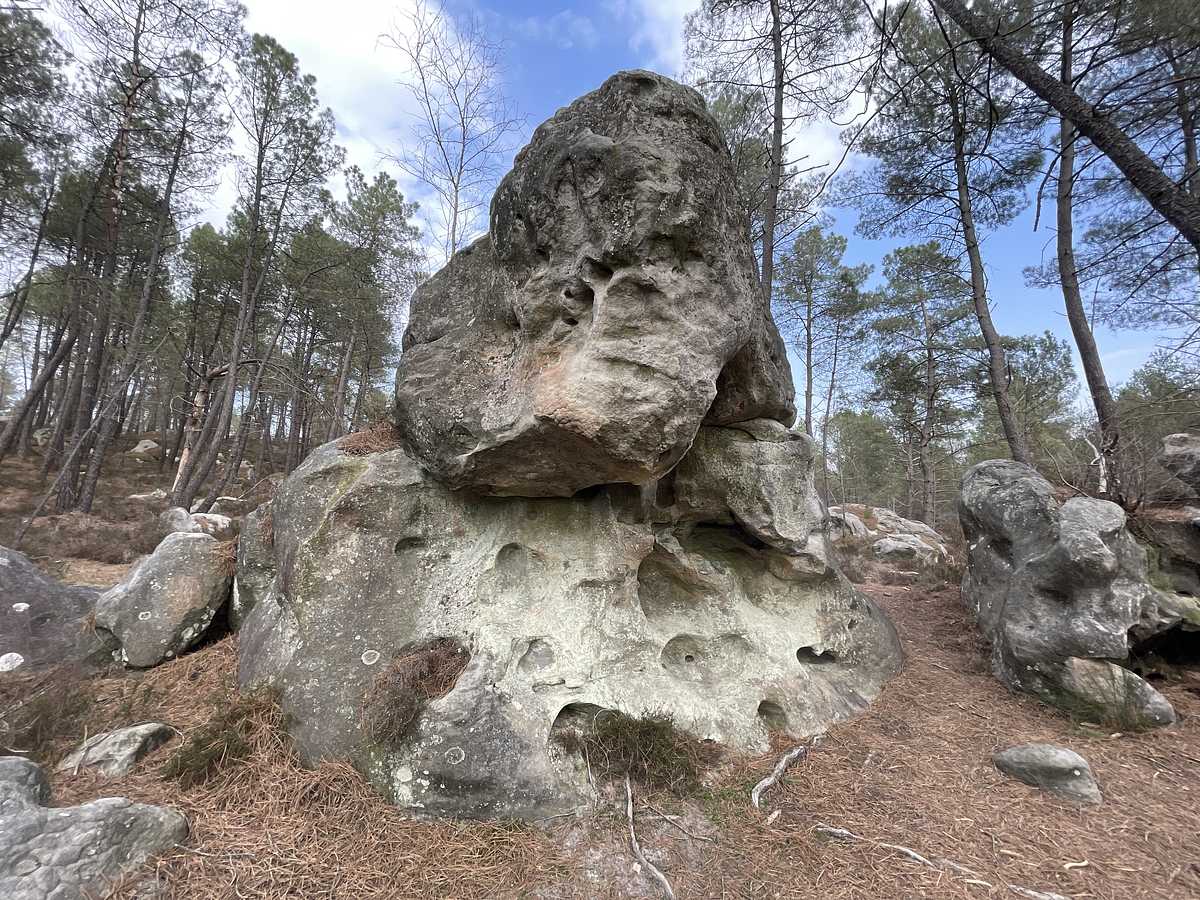 Photo du rocher avec les tracés