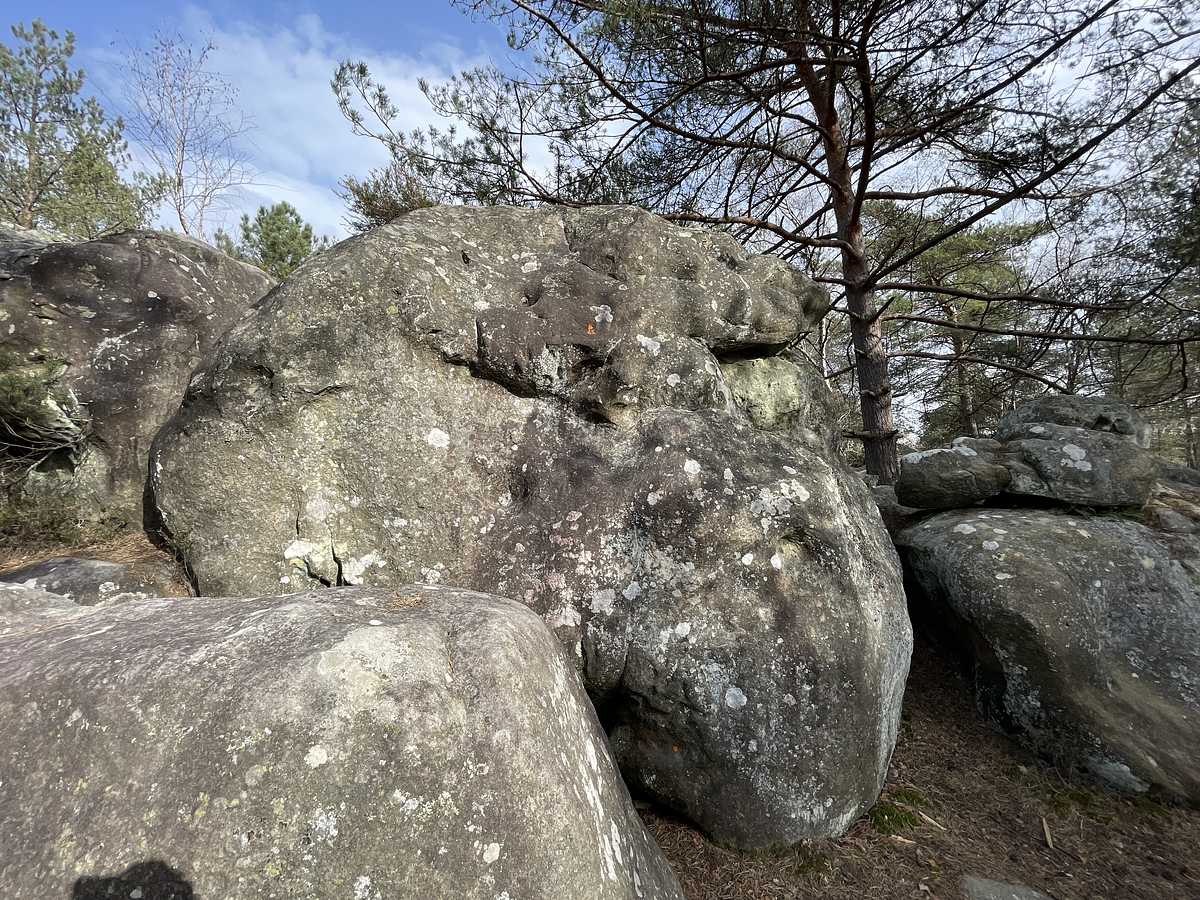 Photo du rocher avec les tracés