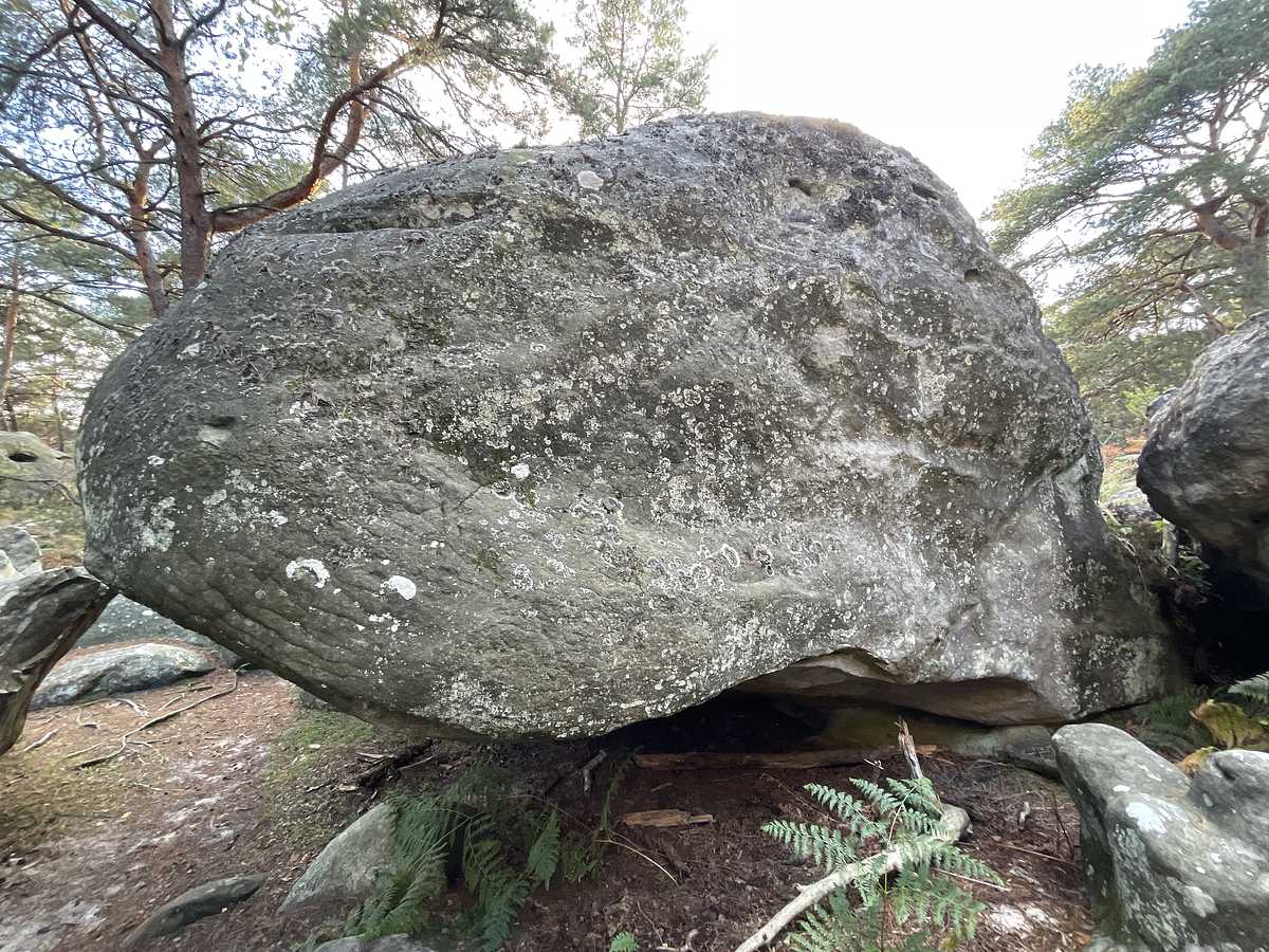 Photo du rocher avec les tracés