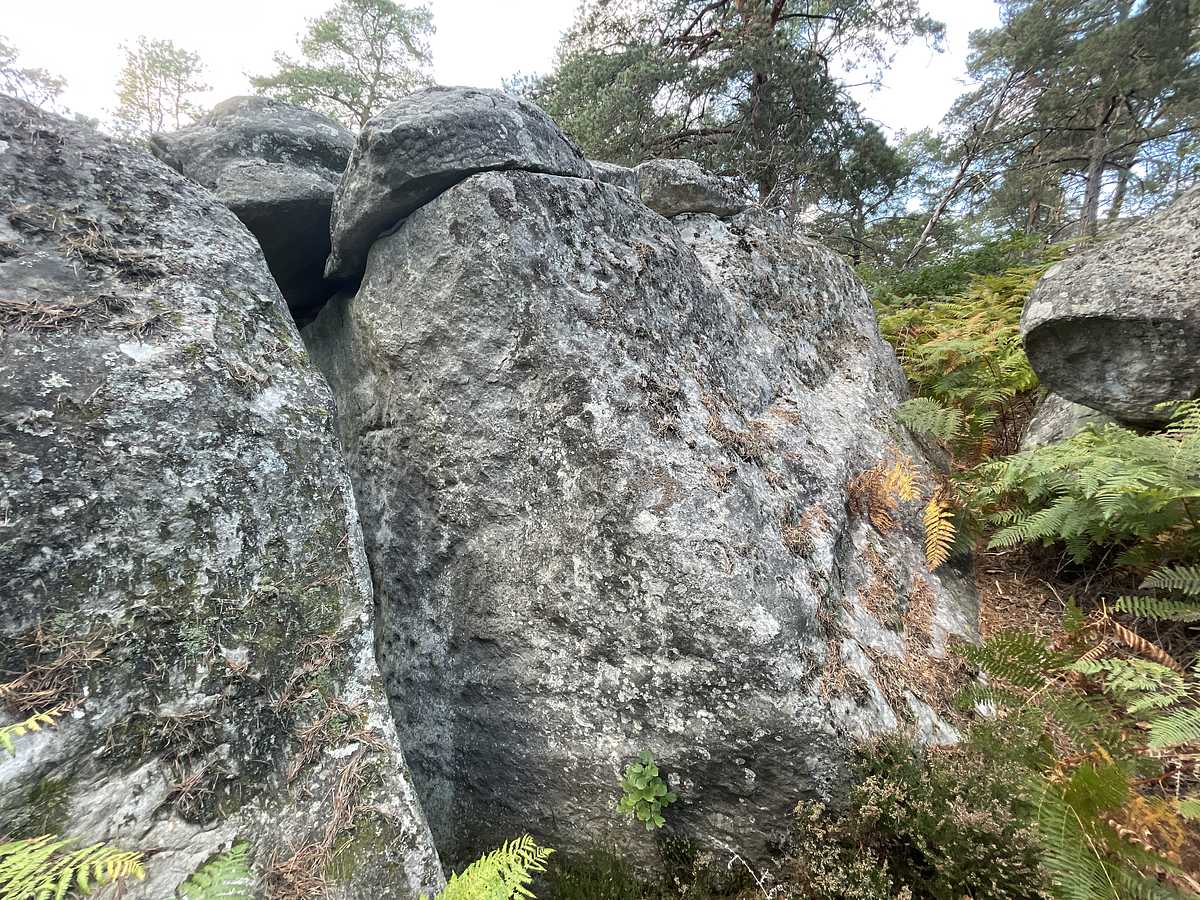 Photo du rocher avec les tracés