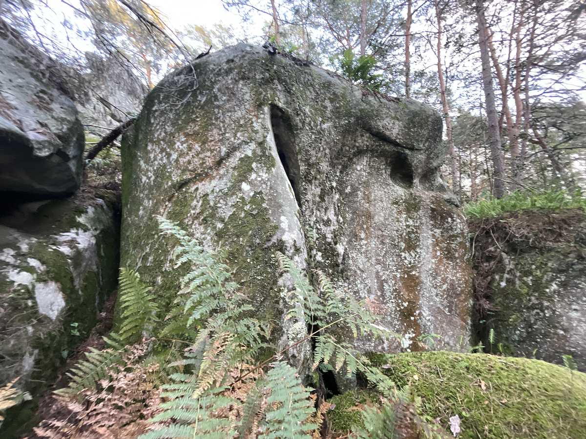 Photo du rocher avec les tracés