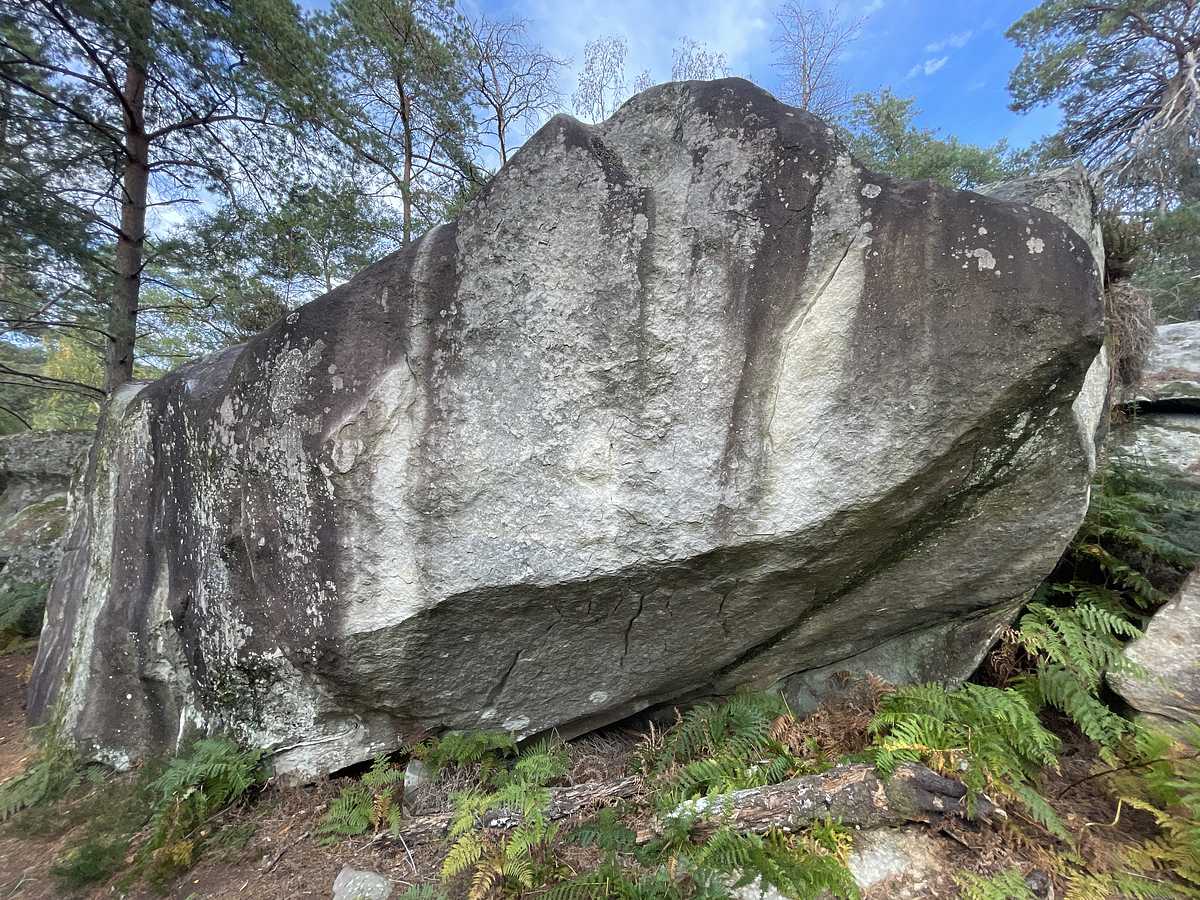 Photo du rocher avec les tracés