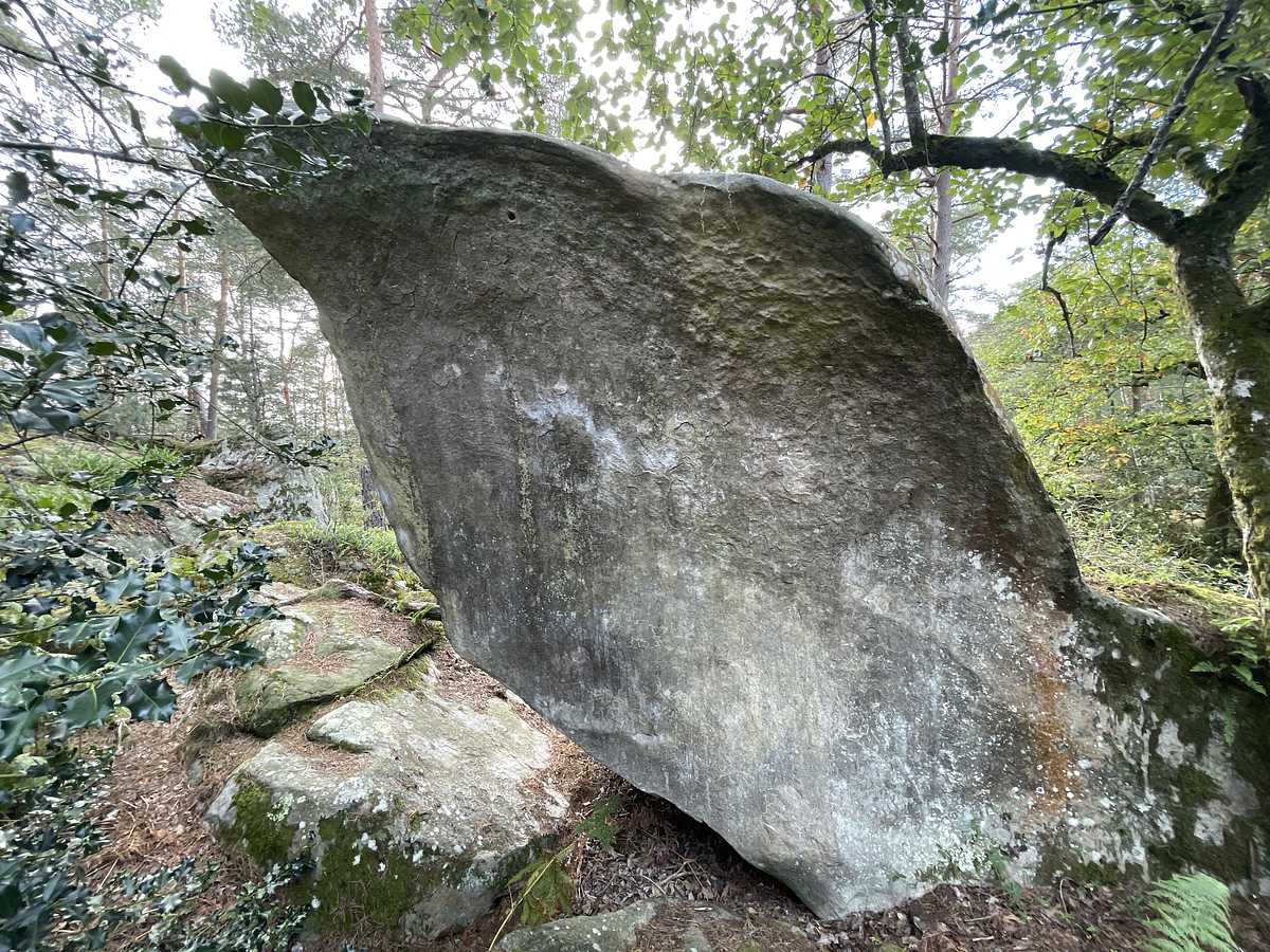 Photo du rocher avec les tracés
