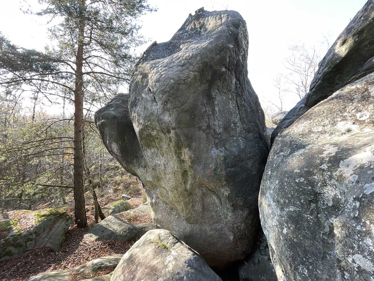 Photo du rocher avec les tracés