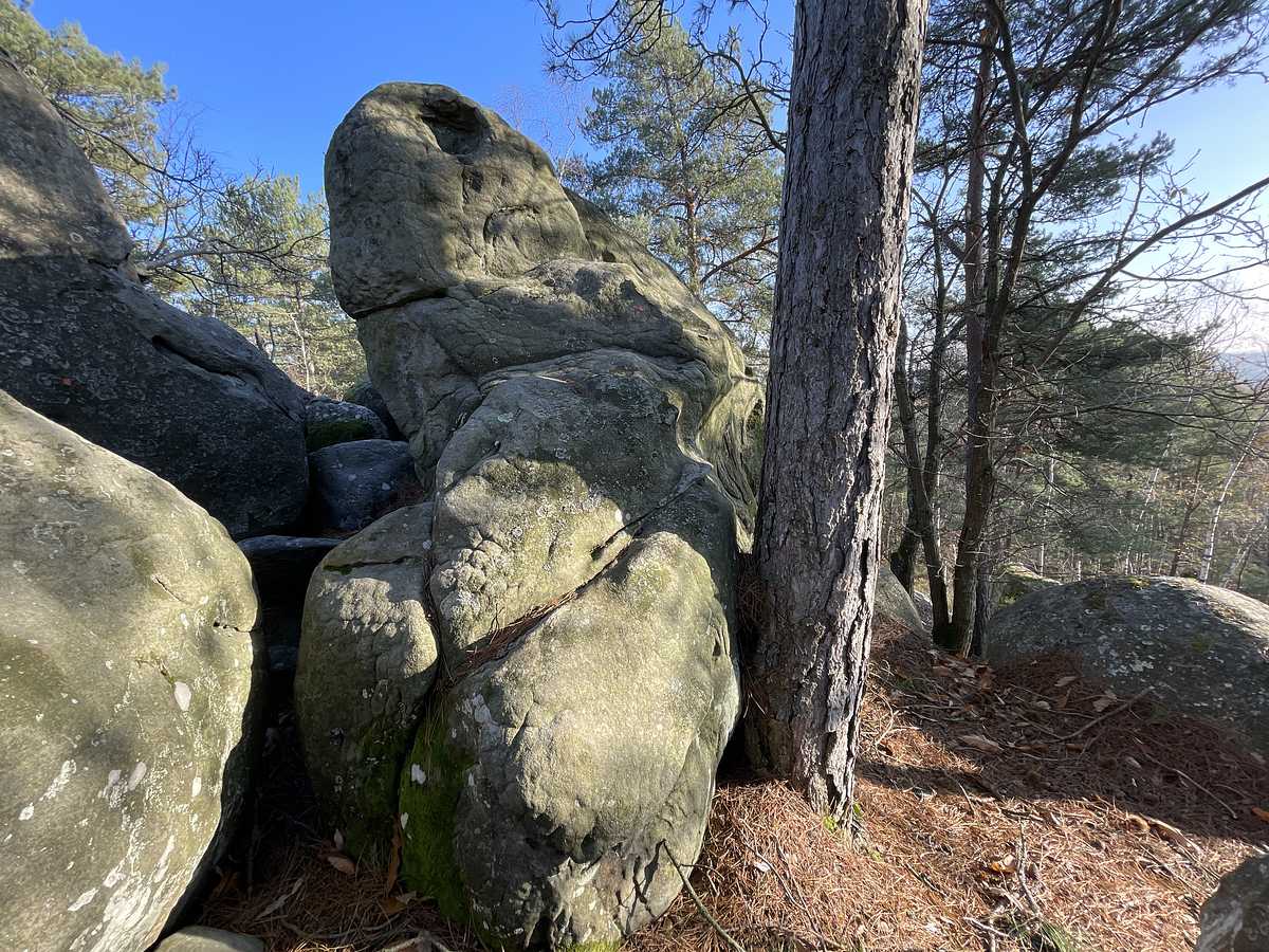Photo du rocher avec les tracés