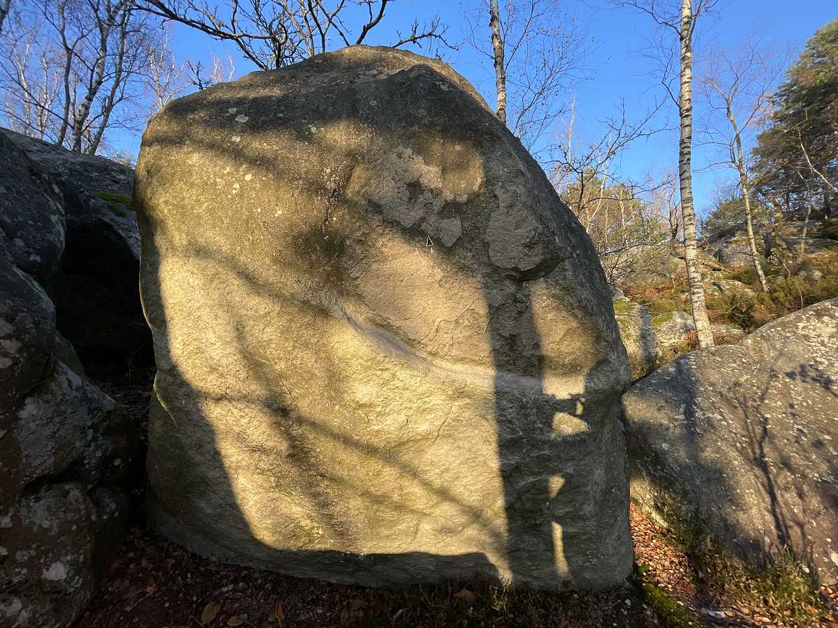 Photo du rocher avec les tracés