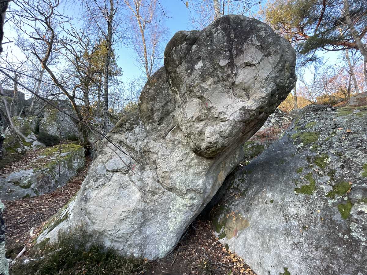 Photo du rocher avec les tracés