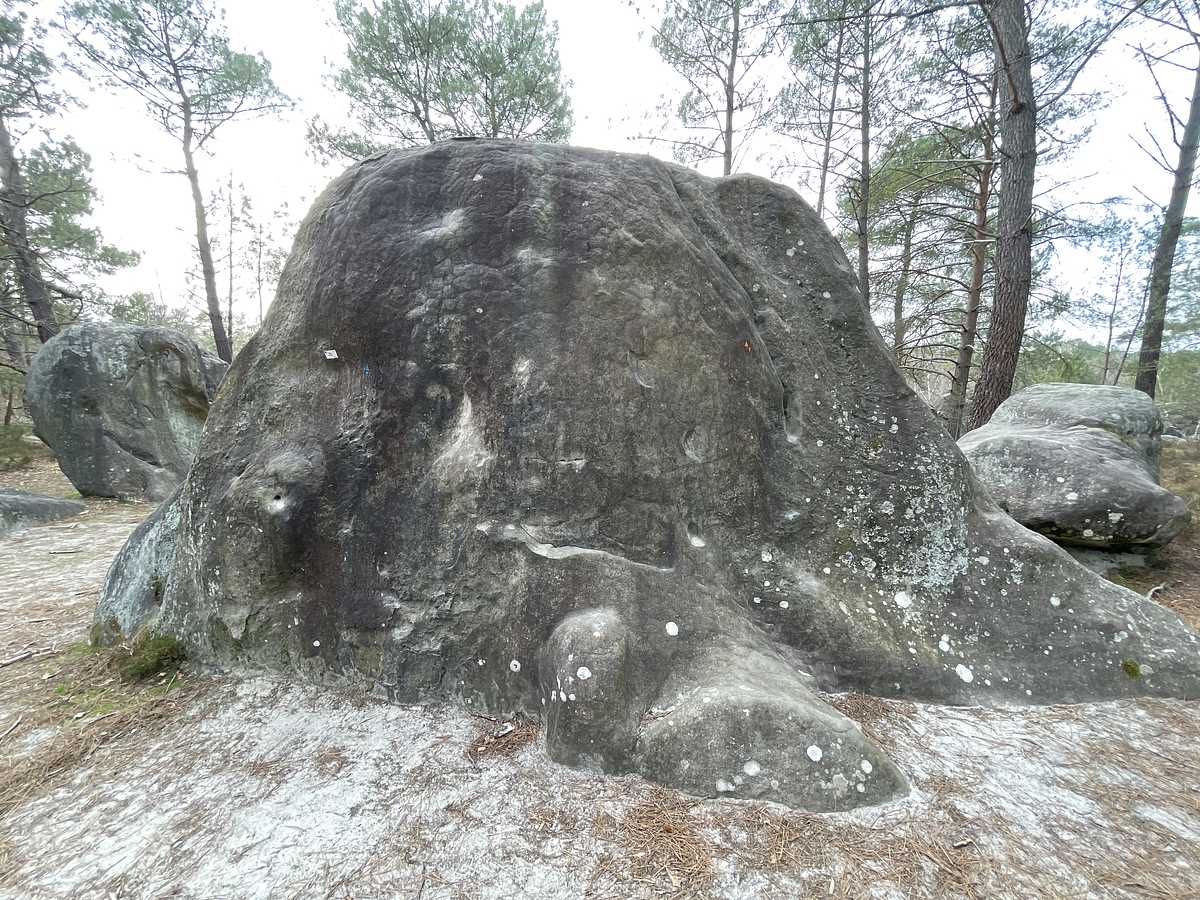 Photo du rocher avec les tracés