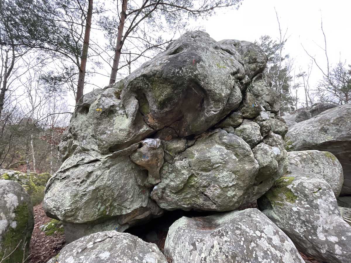 Photo du rocher avec les tracés
