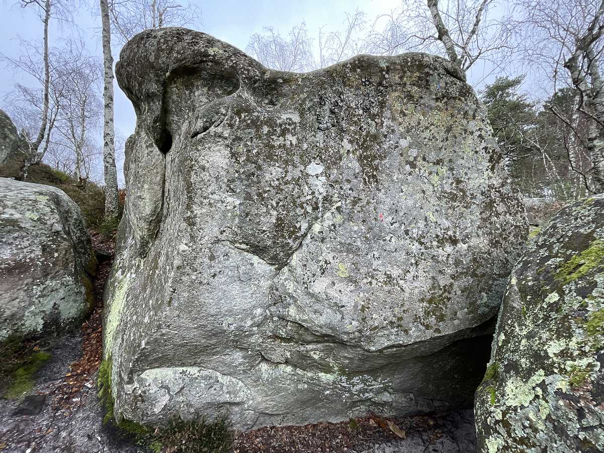 Photo du rocher avec les tracés