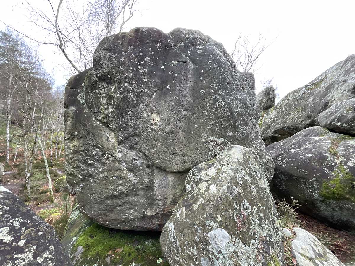 Photo du rocher avec les tracés