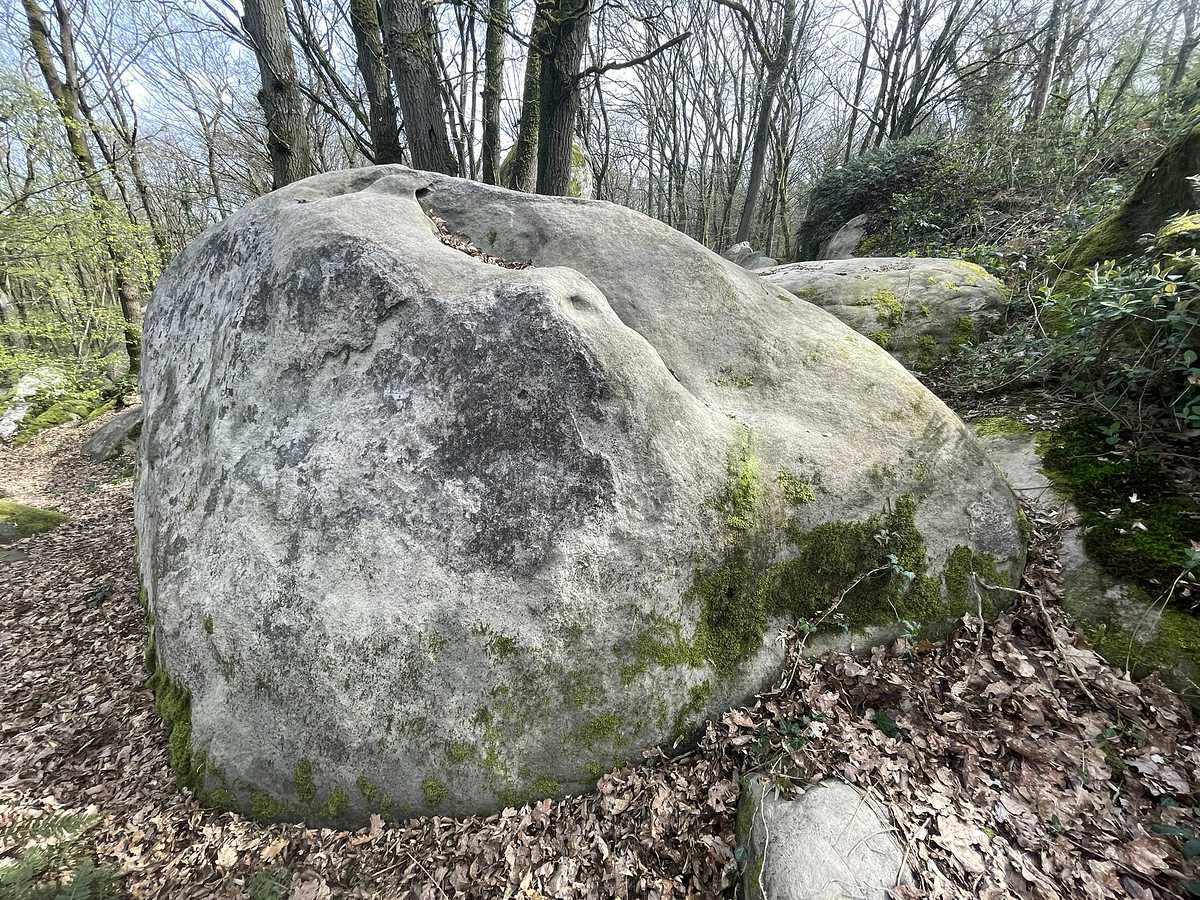 Photo du rocher avec les tracés