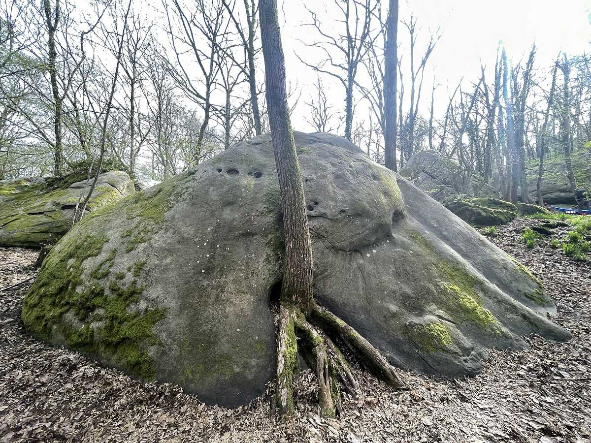 Photo du rocher avec les tracés