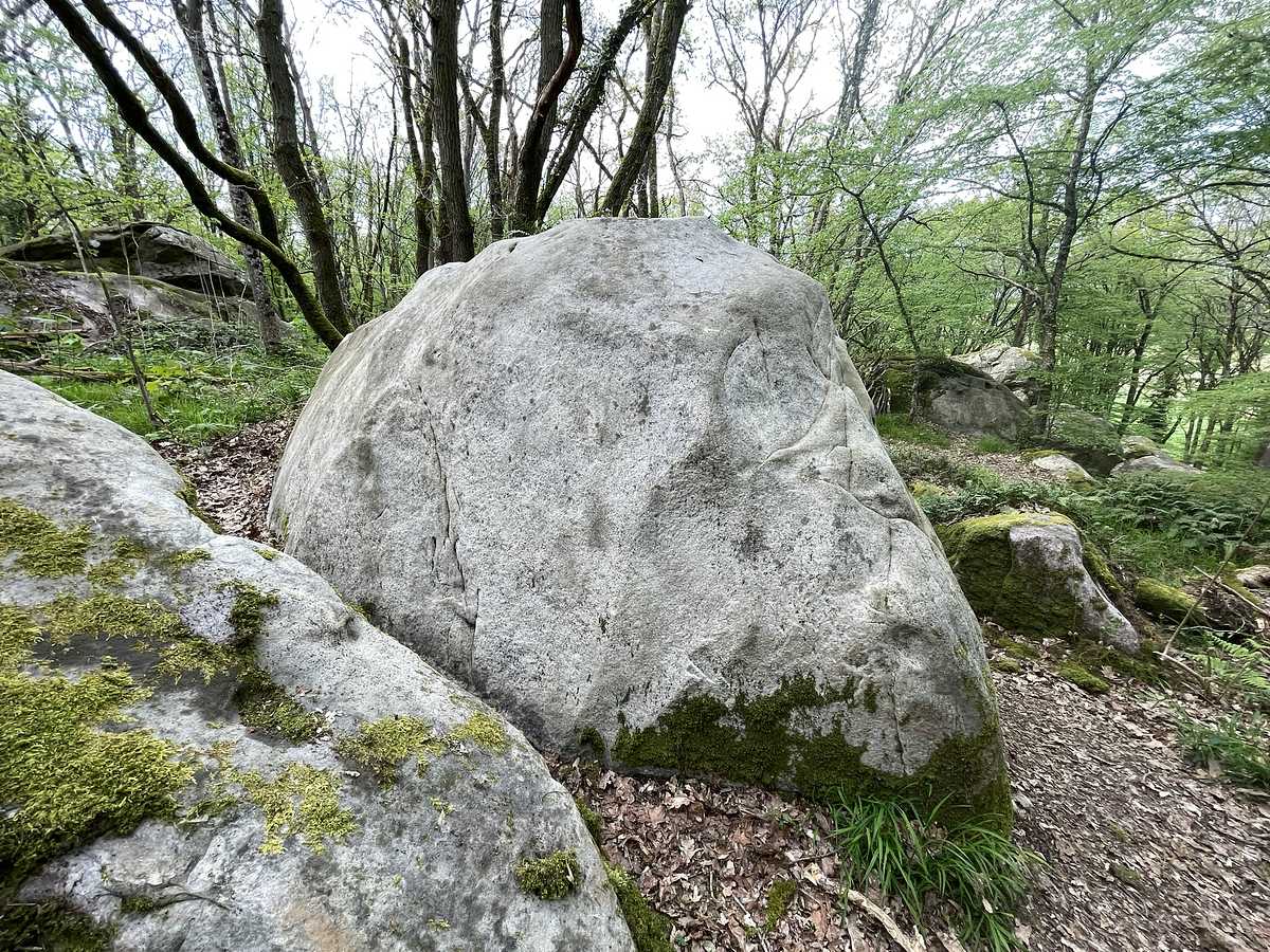 Photo du rocher avec les tracés