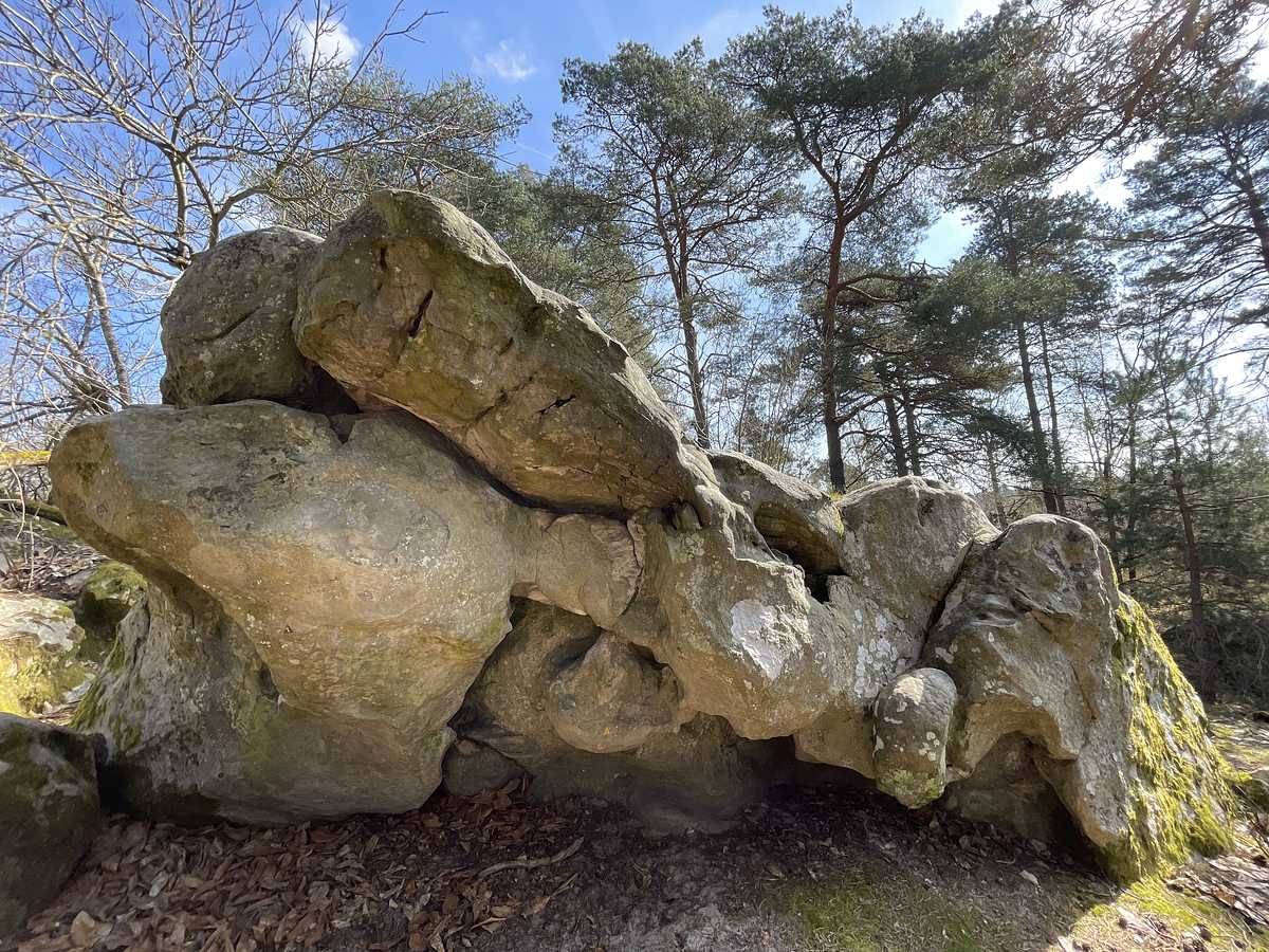Photo du rocher avec les tracés