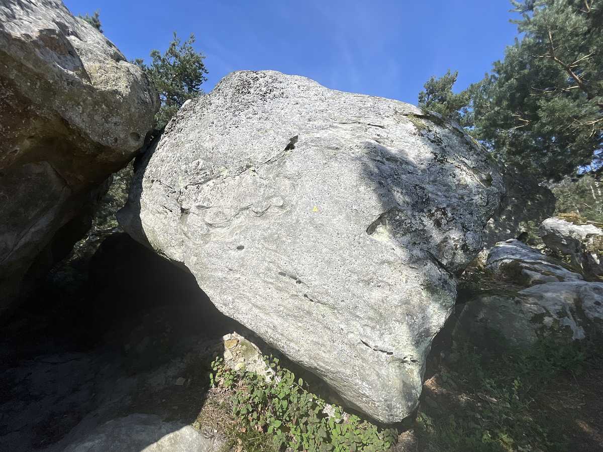 Photo du rocher avec les tracés