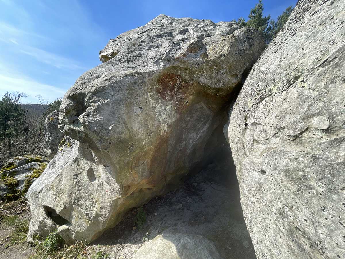 Photo du rocher avec les tracés