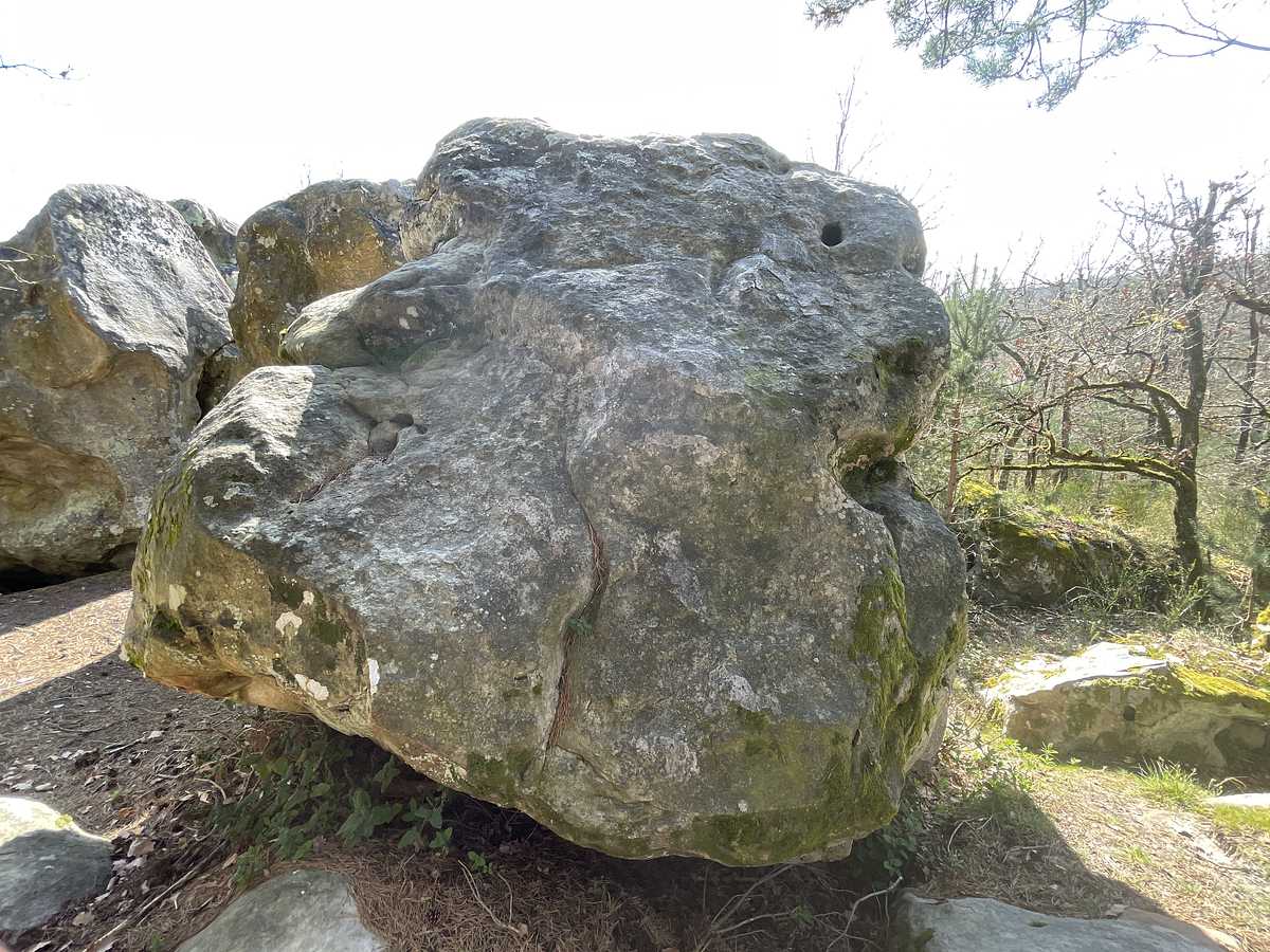 Photo du rocher avec les tracés