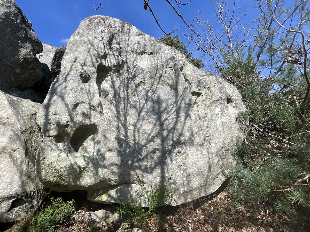 Photo du rocher avec les tracés