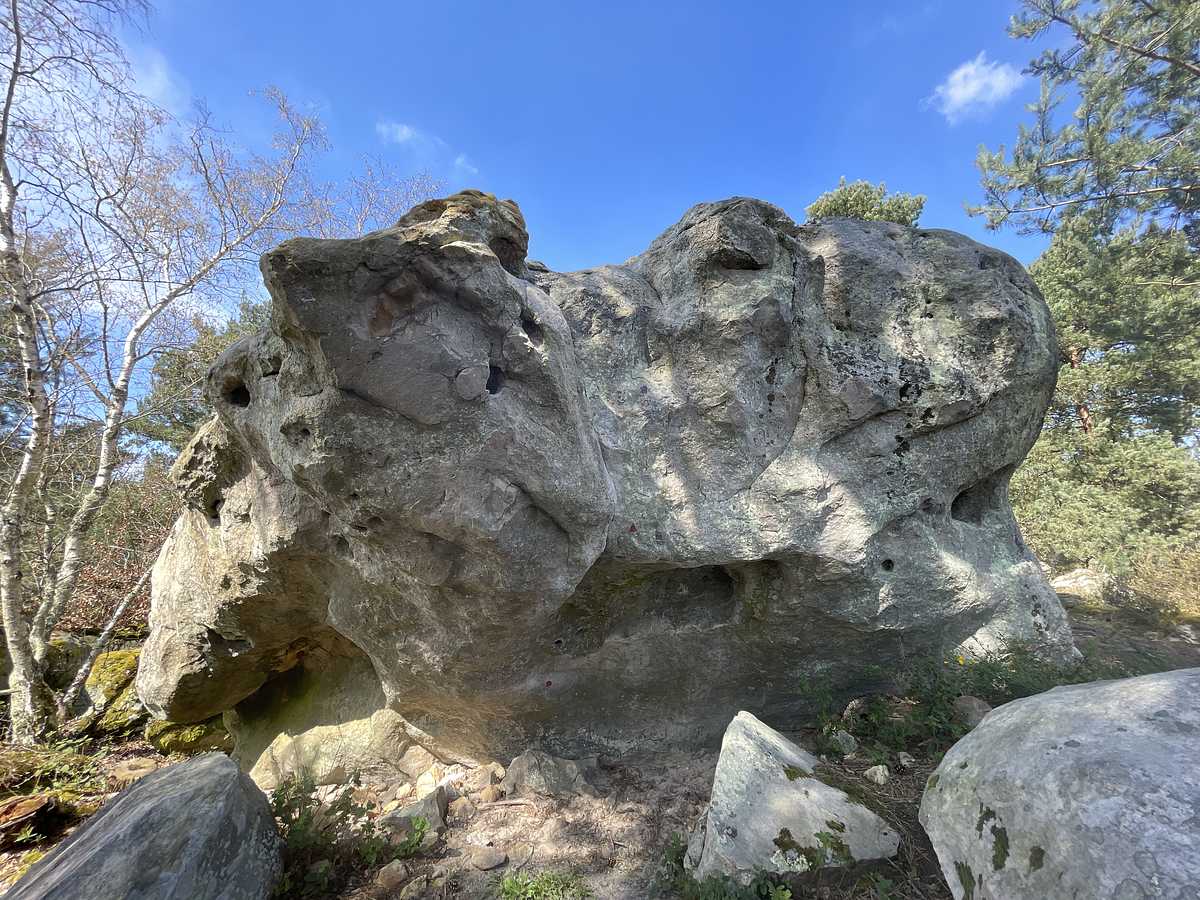 Photo du rocher avec les tracés