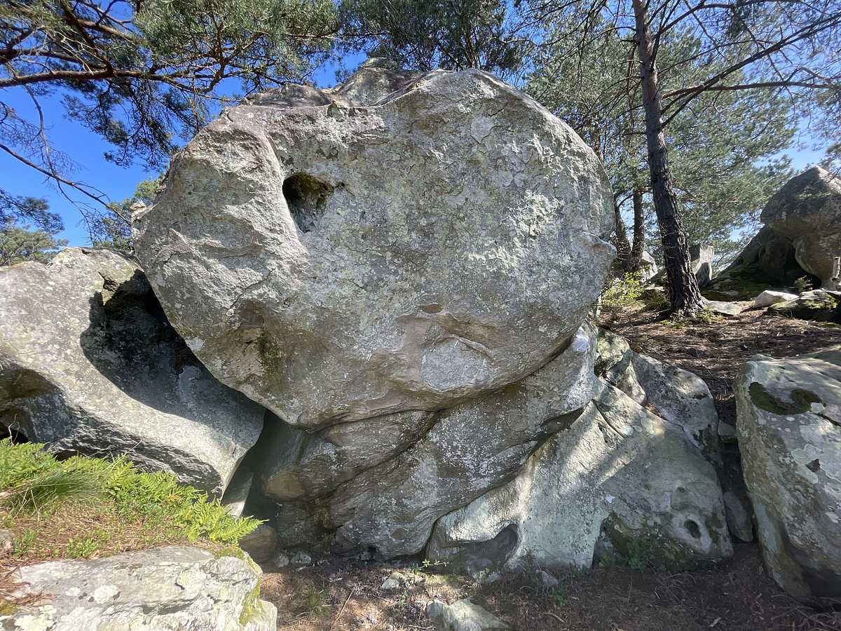 Photo du rocher avec les tracés