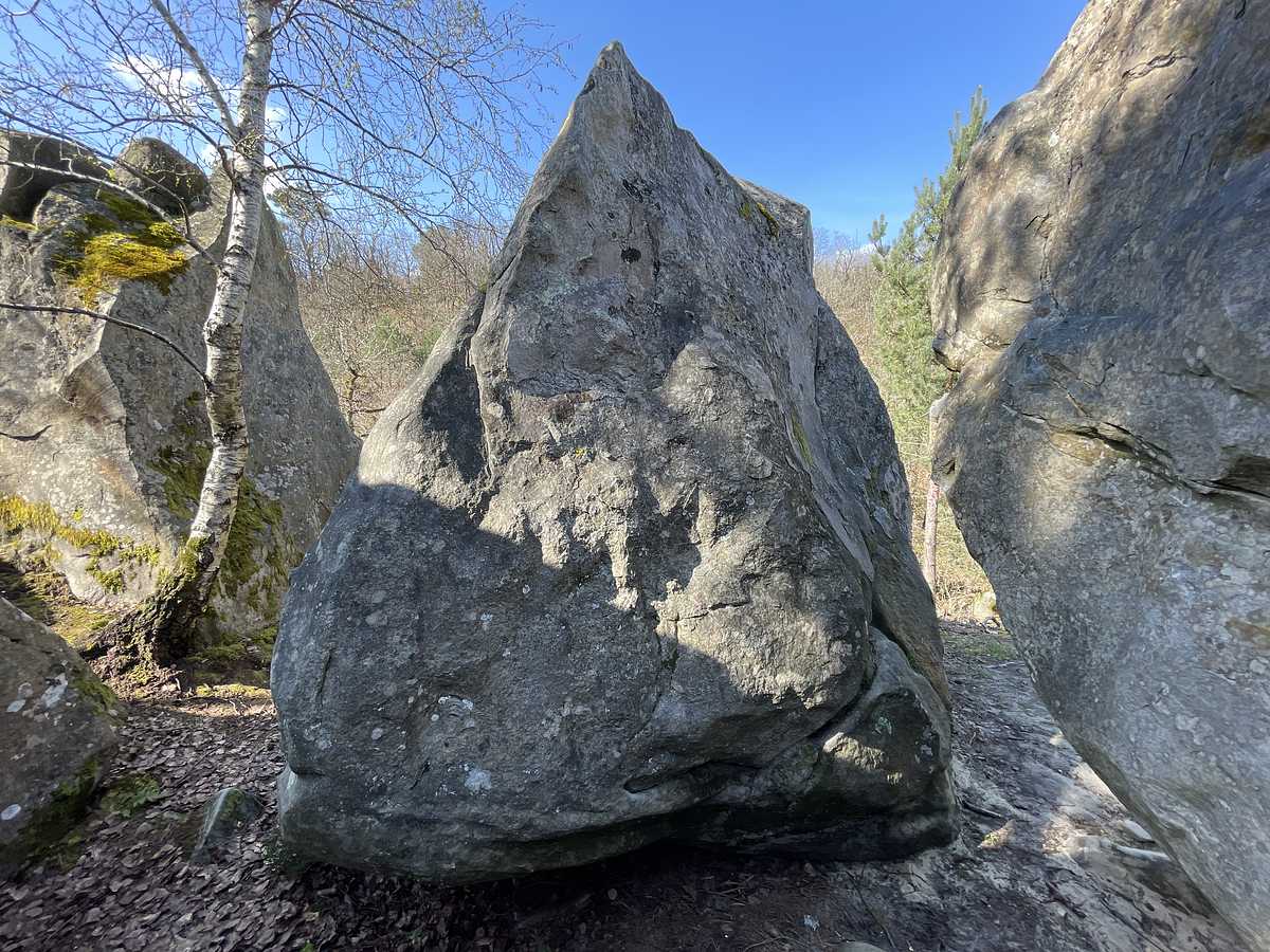 Photo du rocher avec les tracés