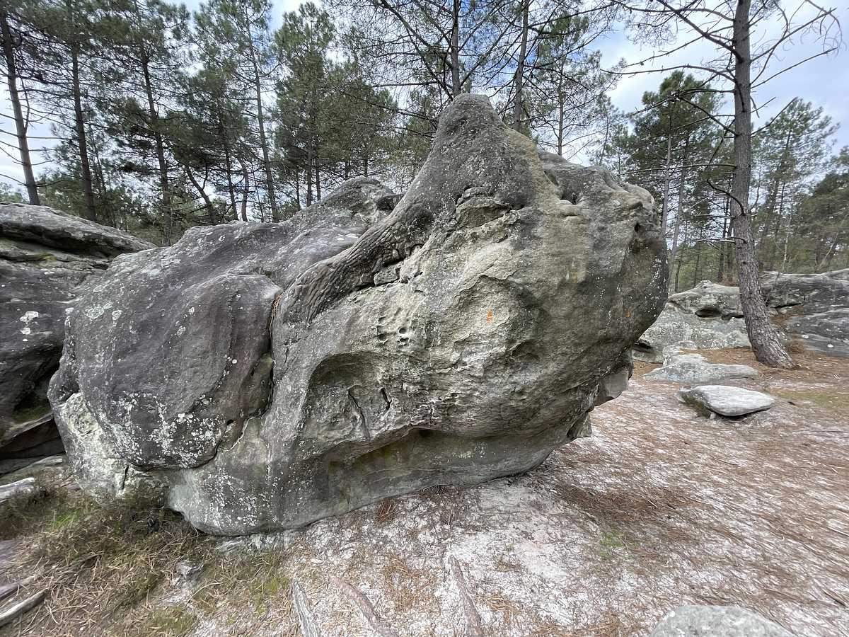 Photo du rocher avec les tracés