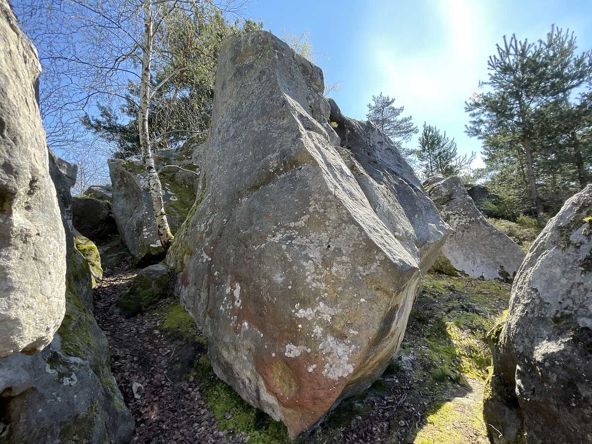 Photo du rocher avec les tracés