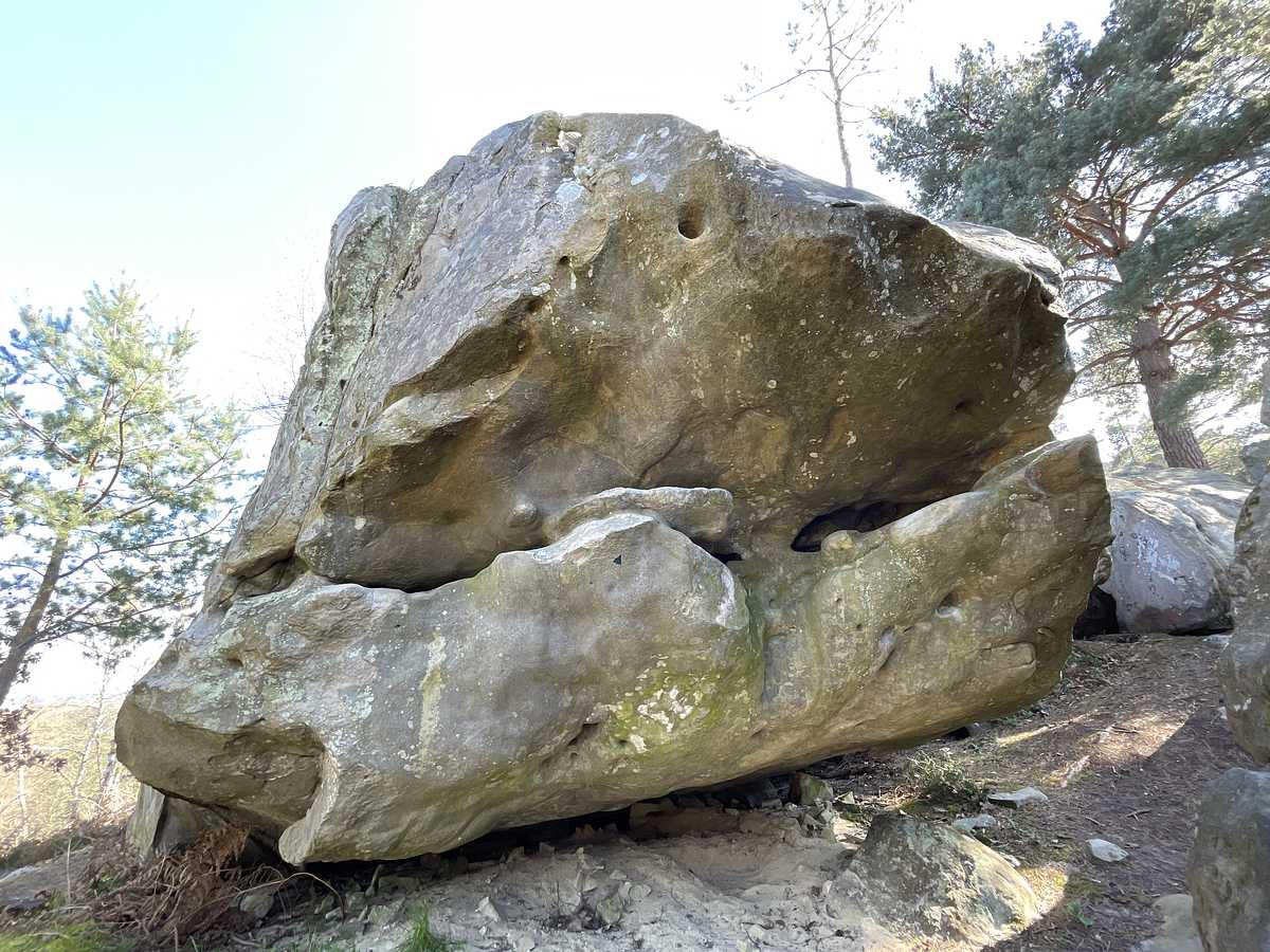 Photo du rocher avec les tracés