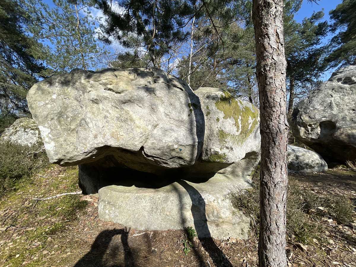 Photo du rocher avec les tracés