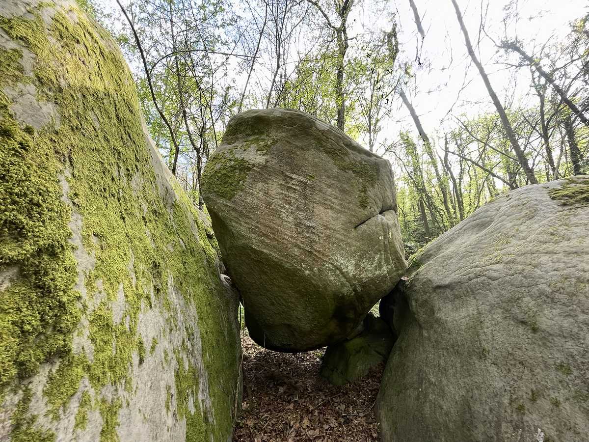 Photo du rocher avec les tracés