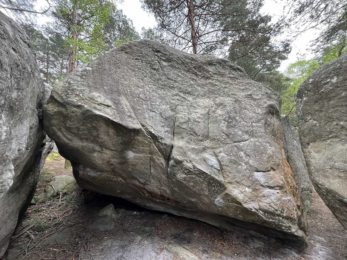 Photo du rocher avec les tracés