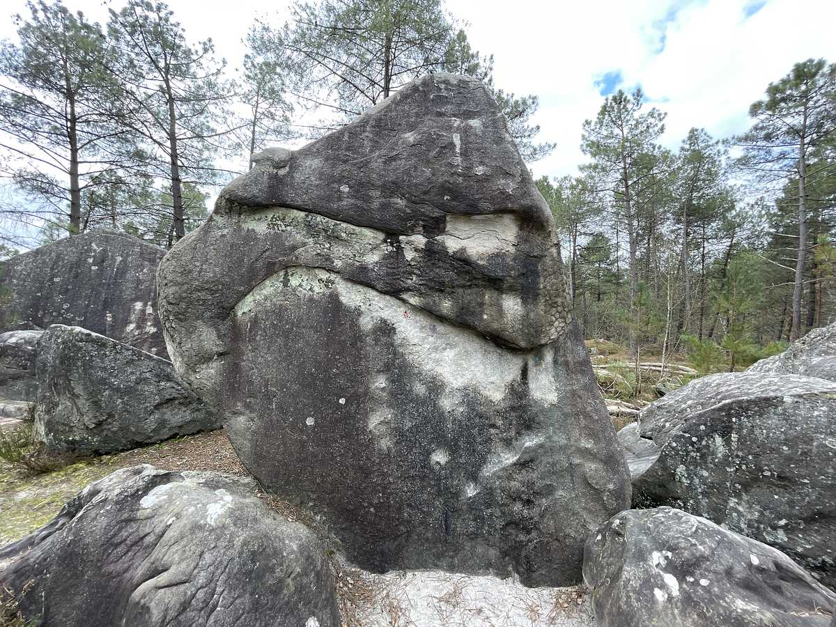Photo du rocher avec les tracés