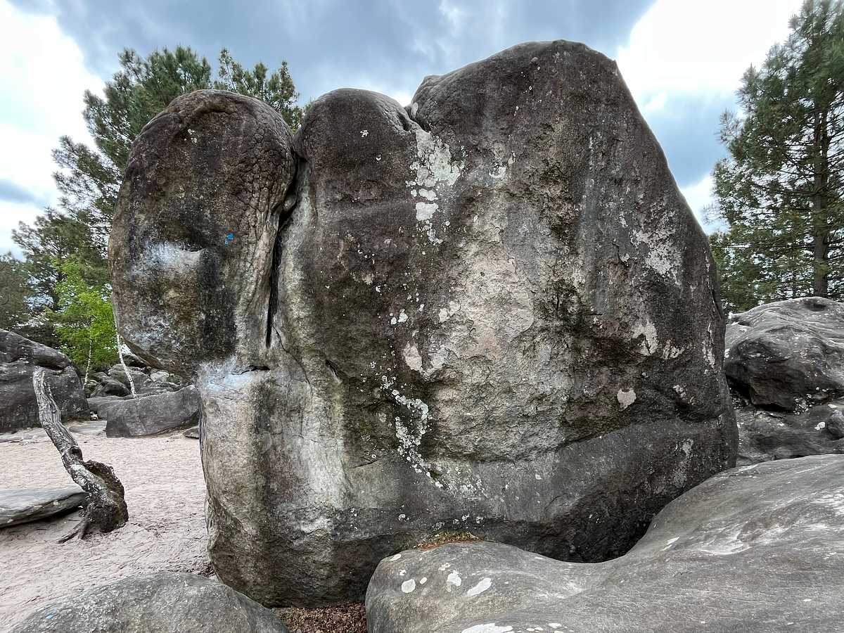 Photo du rocher avec les tracés